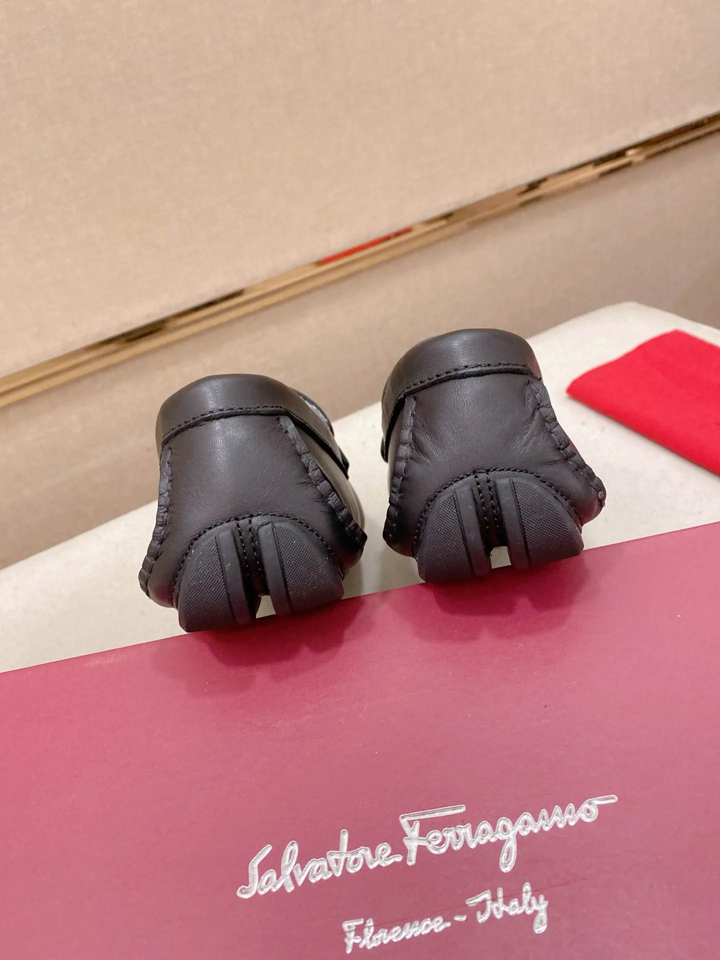 Factory price: 540💰High-end quality! Ferragamo🆕🆕Exclusive hot-selling products in stock🔥🔥New products on the shelves, high-quality Ferragamo men's pea shoes, high-end casual driving shoes, with complete packaging! 💪 💪 Material: imported first-layer cowhide 🐂 + imported high-quality wool lining + wear-resistant outsole 👍🏻👍🏻 Features: high-end and comfortable, purely handmade 🚀 🚀 Create the perfect shoes that suit you best 🔥 🔥 Size: (38-44) 45 standard size can be customized!